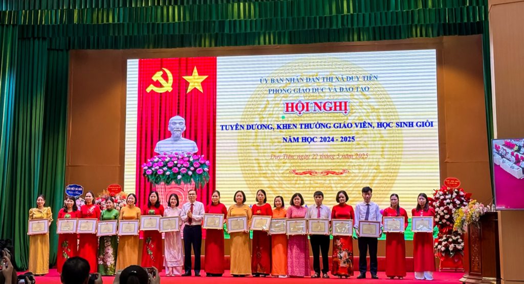 Chúc mừng thầy trò nhà trường được vinh danh tại Hội nghị tuyên dương, khen thưởng giáo viên, học sinh giỏi năm học 2024-2025 14 1 179