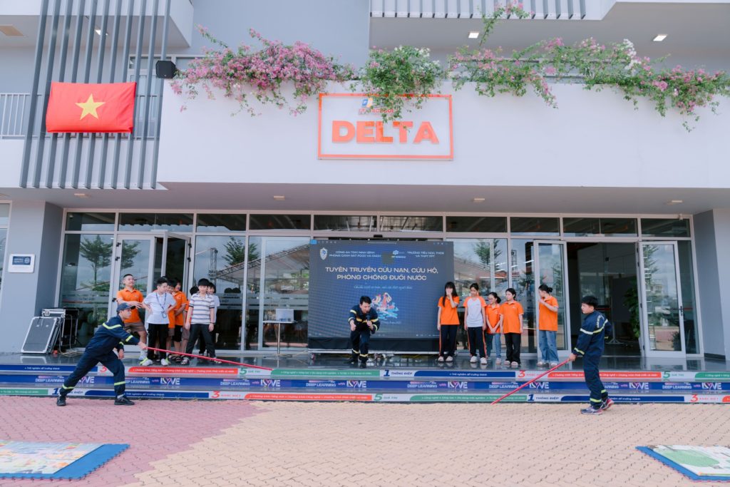 Gần 900 học sinh THCS và THPT FPT School Hà Nam được tập huấn kỹ năng cứu nạn – cứu hộ, phòng - chống đuối nước 14 1 213