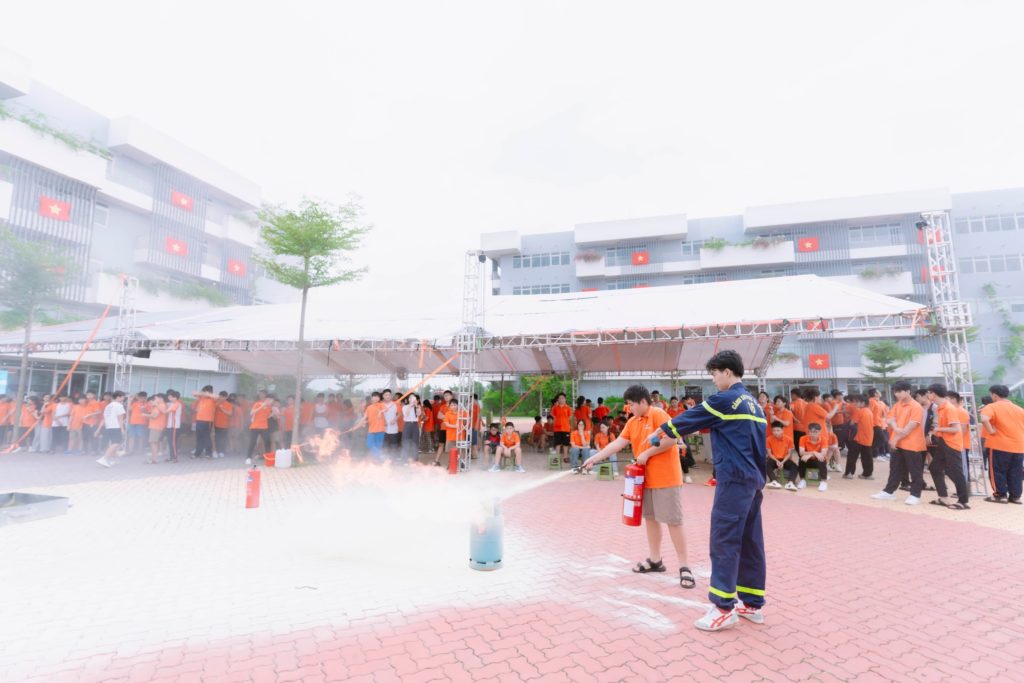 Gần 1300 học sinh FPT School Hà Nam hào hứng tham gia buổi tuyên truyền, tập huấn phòng cháy chữa cháy, thoát hiểm khi cháy, nổ 14 1 218