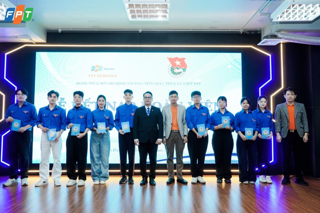 LỄ KẾT NẠP ĐOÀN VIÊN MỚI CHO HỌC SINH KHỐI THPT 14 1 252