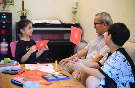 Học sinh FPT bên người thân cùng chuẩn bị những lá cờ đỏ sao vàng để đón chào năm học mới thật trọn vẹn