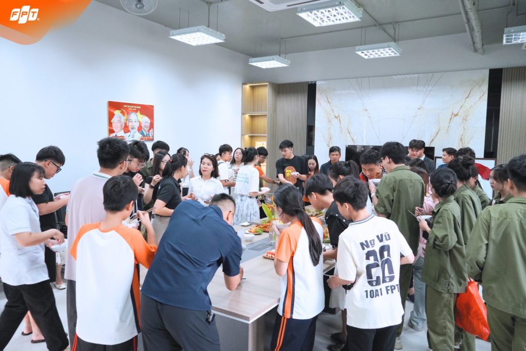 THỬ MÓN ĂN MỚI – HÀNH TRÌNH NÂNG CAO CHẤT LƯỢNG BỮA ĂN HỌC ĐƯỜNG TẠI FPT SCHOOL HÀ NAM 21 10 41