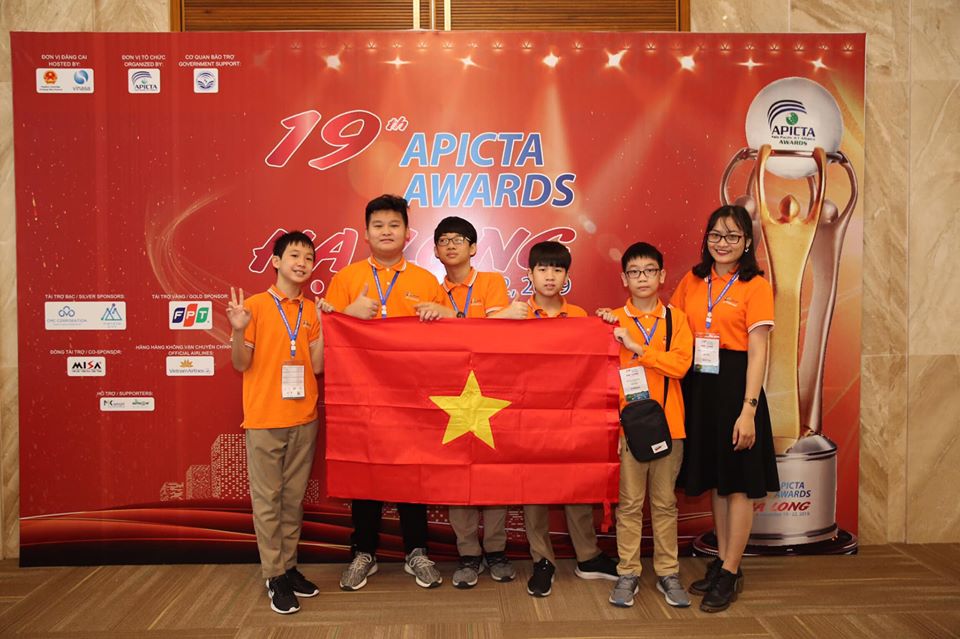 11. Đội F Team cùng cô giáo Nguyễn Phương Thùy đại diện VN tham gia APICTA 2019 và là 1 trong 8 đội giành bằng khen (Merits)