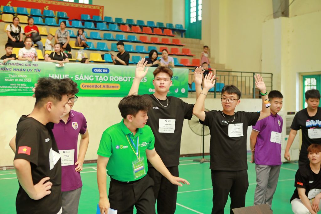 Chúc mừng đội tuyển Robot FPT School Hà Nam giành giải Nhất tại cuộc thi "HNUE - Sáng tạo Robot 2025" 15 2 123
