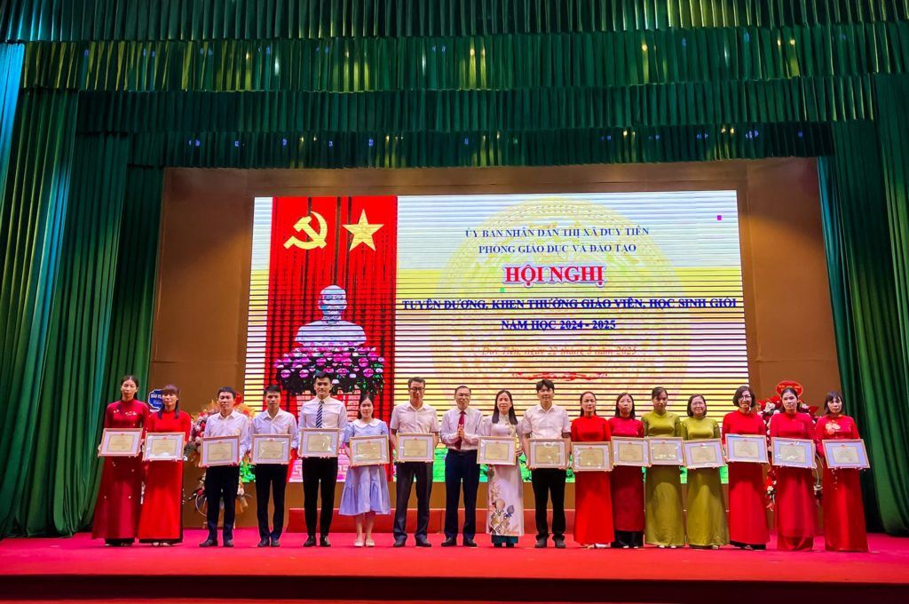 Chúc mừng thầy trò nhà trường được vinh danh tại Hội nghị tuyên dương, khen thưởng giáo viên, học sinh giỏi năm học 2024-2025 15 2 131