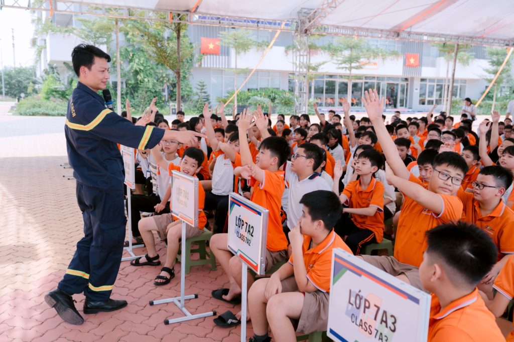 Gần 900 học sinh THCS và THPT FPT School Hà Nam được tập huấn kỹ năng cứu nạn – cứu hộ, phòng - chống đuối nước 15 2 158