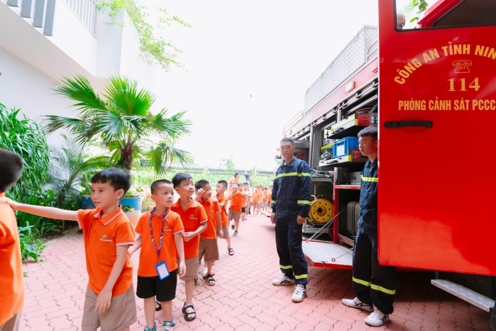 Gần 1300 học sinh FPT School Hà Nam hào hứng tham gia buổi tuyên truyền, tập huấn phòng cháy chữa cháy, thoát hiểm khi cháy, nổ 16 2 163