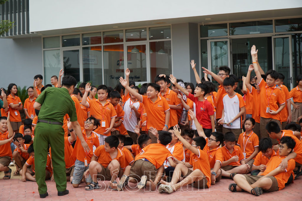 Các em học sinh hào hứng.