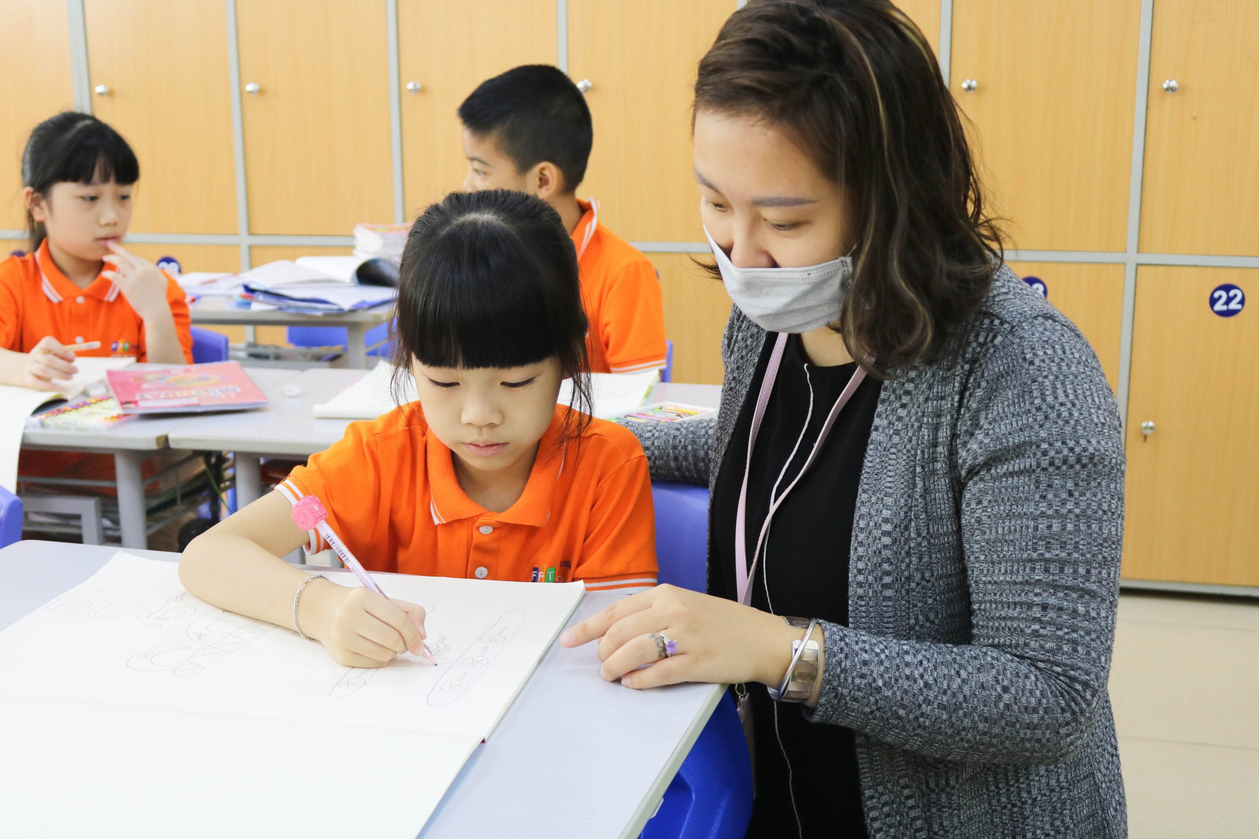 Cô Thanh Mai - GV Mỹ Thuật FPT Schools hướng dẫn học sinh thiết kế tên mình bằng các đồ vật thường xuất hiện trong Tết Trung Thu