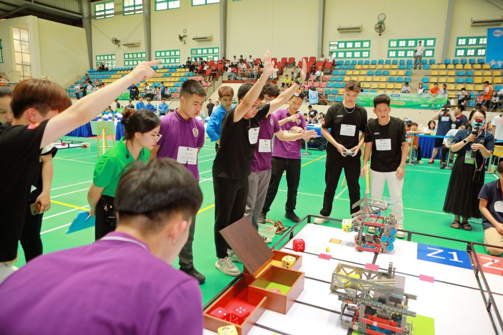 Chúc mừng đội tuyển Robot FPT School Hà Nam giành giải Nhất tại cuộc thi "HNUE - Sáng tạo Robot 2025" 16 3 115