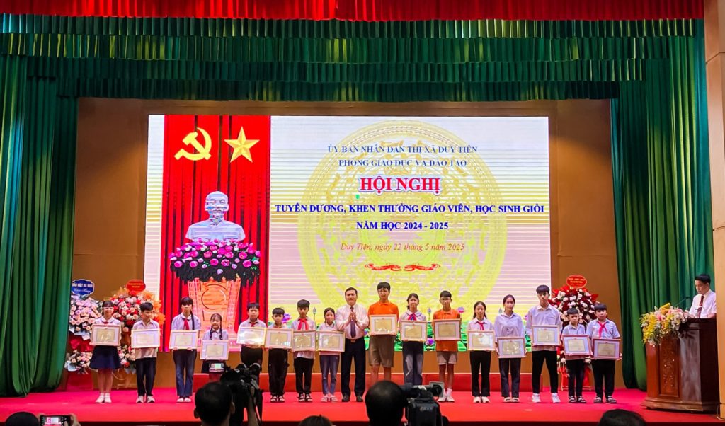 Chúc mừng thầy trò nhà trường được vinh danh tại Hội nghị tuyên dương, khen thưởng giáo viên, học sinh giỏi năm học 2024-2025 16 3 120