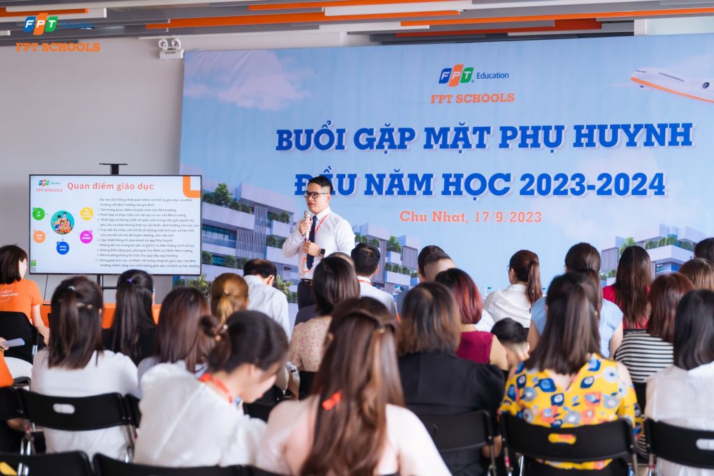 Thầy Vũ Mạnh Tuấn - Giám đốc Điều hành FPT Schools Hà Nam trao đổi, chia sẻ với Phụ huynh.