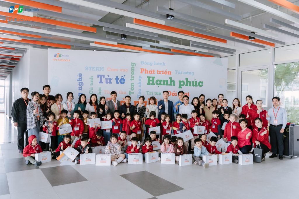 Các con học sinh, chụp ảnh lưu niệm cùng thầy cô FPT Schools Hà Nam.