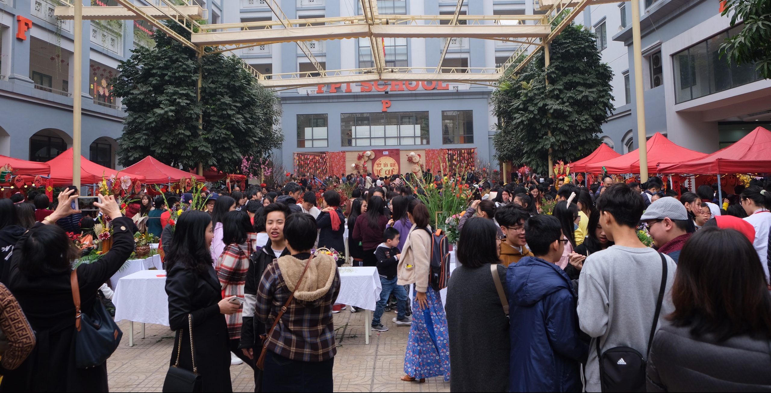 Không gian nhộn nhịp của Ngày hội Tết dân gian xuân Tân Sửu tại FPT Schools thu hút hàng nghìn học sinh, giáo viên, phụ huynh đến tham dự