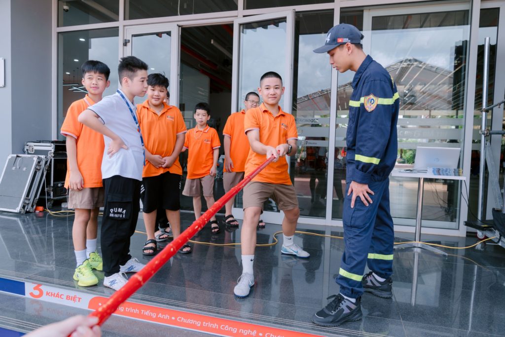 Gần 900 học sinh THCS và THPT FPT School Hà Nam được tập huấn kỹ năng cứu nạn – cứu hộ, phòng - chống đuối nước 17 4 128