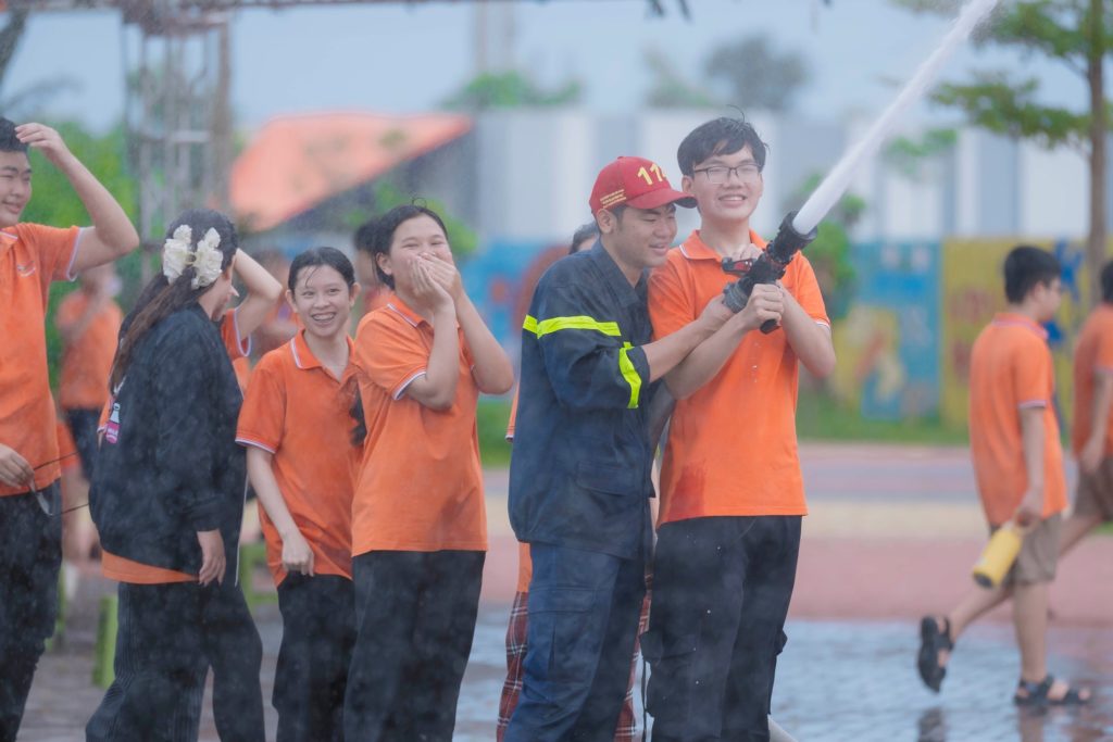 Gần 1300 học sinh FPT School Hà Nam hào hứng tham gia buổi tuyên truyền, tập huấn phòng cháy chữa cháy, thoát hiểm khi cháy, nổ 17 4 133