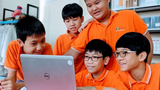 05 lý do bố mẹ nên cho con làm quen sớm với công nghệ 18 40. Su dung may tinh xach tay de lap trinh du an va thiet ke Hoc tap thoi 4.0 1536x1152 1 1