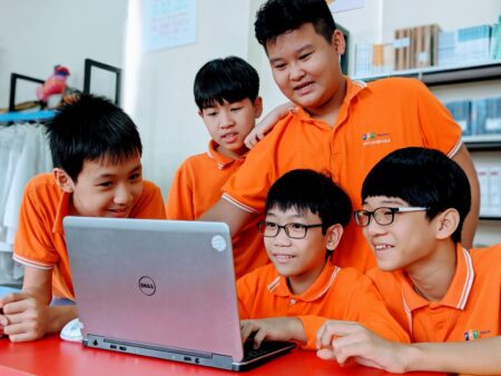 Thông qua môn học Công Nghệ 4.0 học sinh THCS FPT tự lập trình và chủ động sáng tạo thiết kế các vấn đề thực tiễn