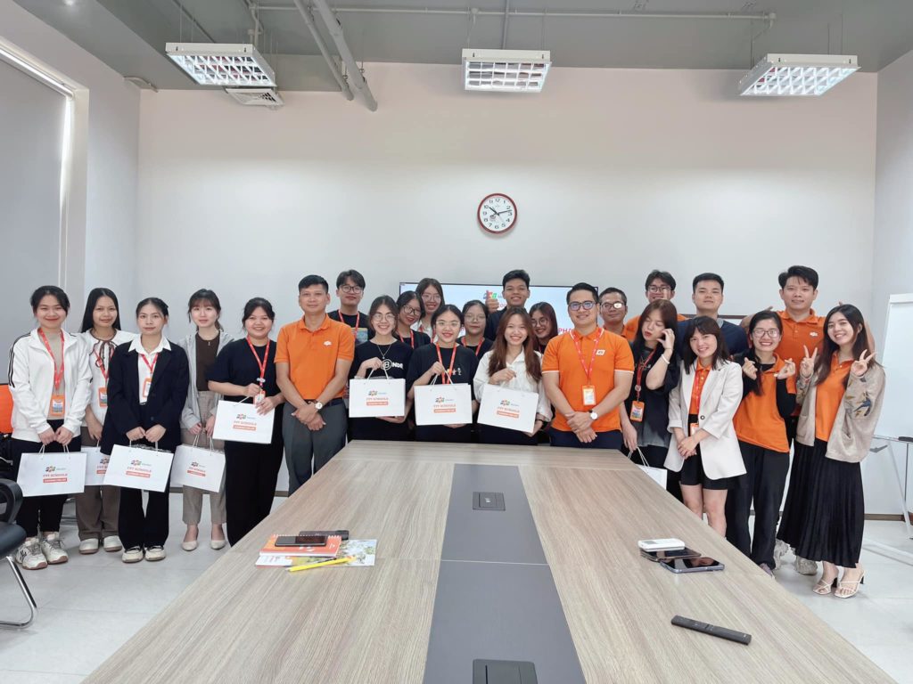 Đoàn SVTT chụp ảnh lưu niệm cùng Ban Điều hành FPT Schools Hà Nam