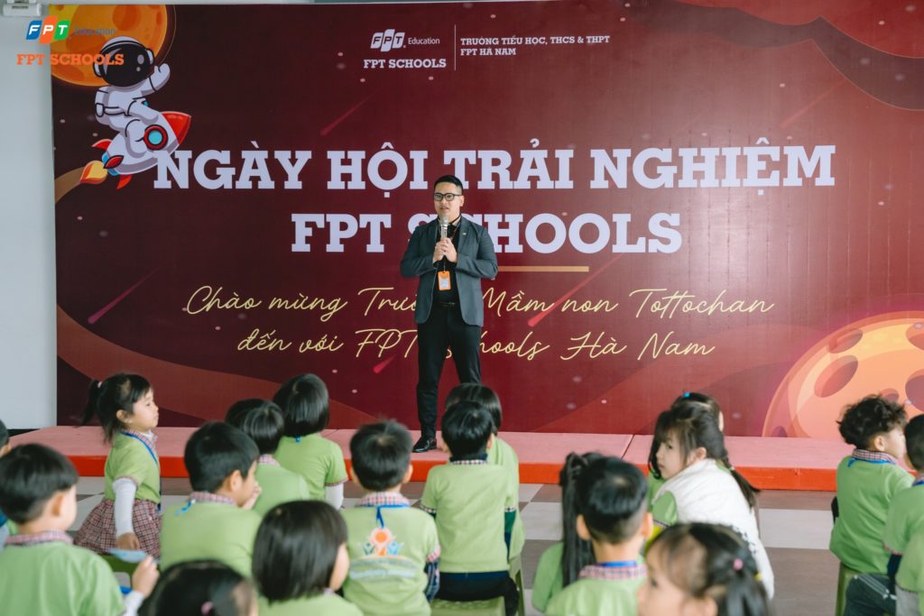 Thầy Vũ Mạnh Tuấn - Giám đốc Điều hành FPT Schools  Hà Nam phát biểu tại ngày hội.