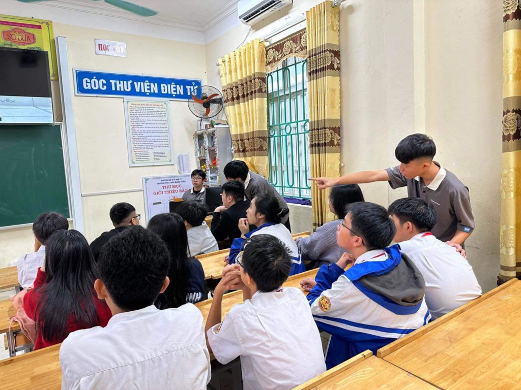 Học sinh THCS Trần Quốc Toản chăm chú nghe chia sẻ.