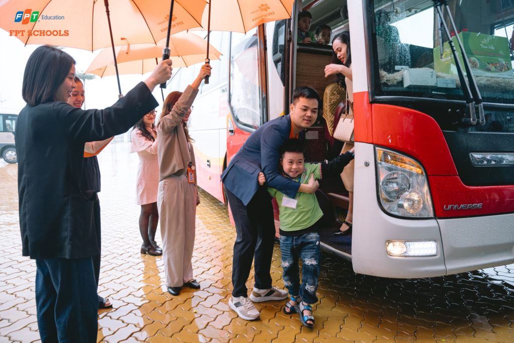 Thầy Nguyễn Thái Toàn - Trưởng phòng Tuyển sinh và truyền thông FPT Schools Hà Nam đỡ các con học sinh