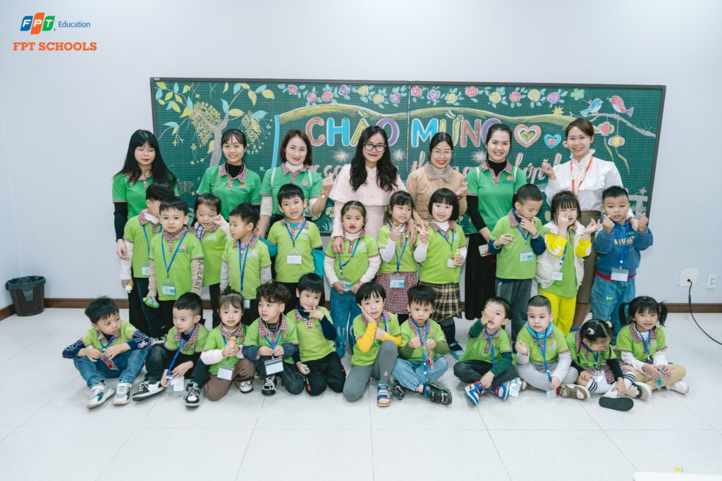 Các con học sinh Totto-chan hồ hởi tại lớp học trải nghiệm.
