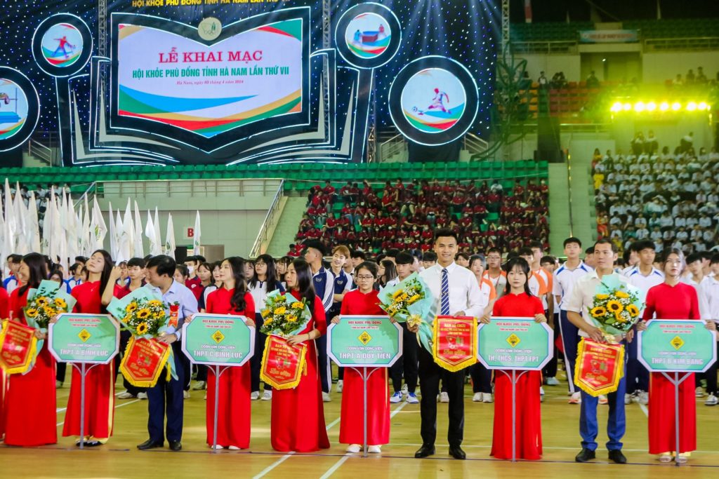 BTC tặng hoa và cờ lưu niệm cho đoàn Vận động viên FPT School Hà Nam.
