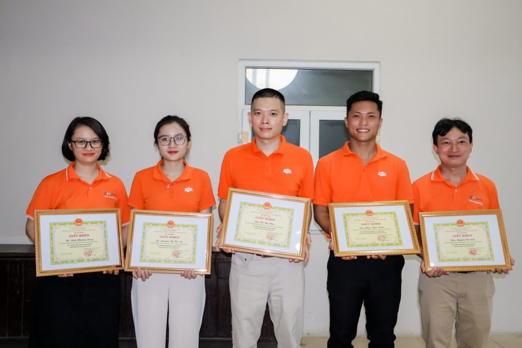 Các thầy cô FPT School Hà Nam được trao giấy khen vì đã có thành tích trong bồi dưỡng học sinh.