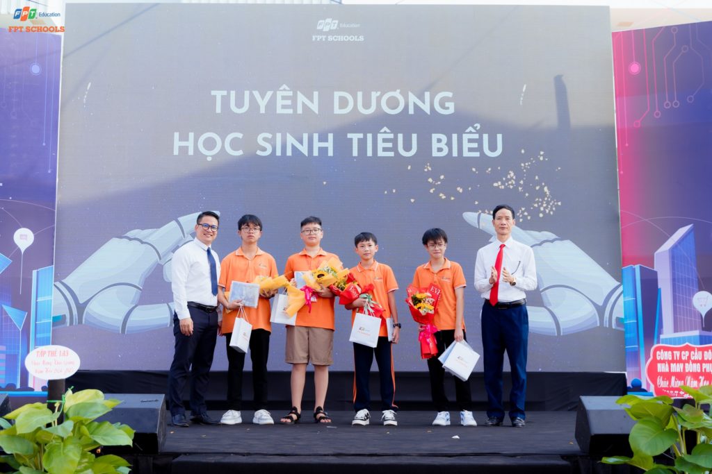 Những học sinh có thành tích học tập và rèn luyện vượt trội trong năm học 2023 - 2024 được tôn vinh.