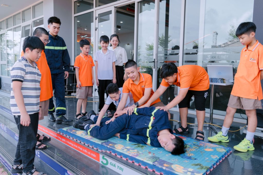 Gần 900 học sinh THCS và THPT FPT School Hà Nam được tập huấn kỹ năng cứu nạn – cứu hộ, phòng - chống đuối nước 18 5 113