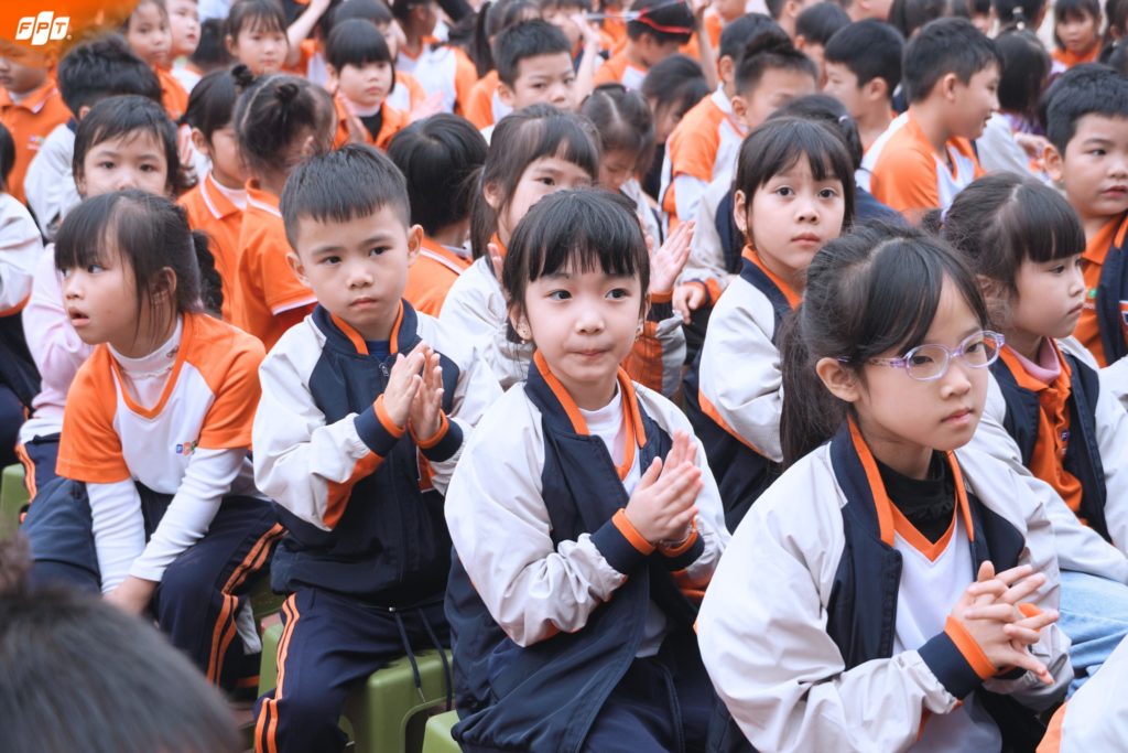 THẦY VÀ TRÒ FPT SCHOOL HÀ NAM GIAO LƯU Ý NGHĨA CÙNG CÁC BÁC CỰU CHIẾN BINH ĐOÀN VĂN CÔNG SÓNG HỒNG 17 5 129