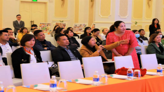 “Đồng hành cùng con chuyển cấp” nhẹ nhàng hơn với những chia sẻ từ Tiến sĩ Tâm lý Tô Nhi A 2 Phụ huynh hào hứng tham gia các ví dụ của diễn giả