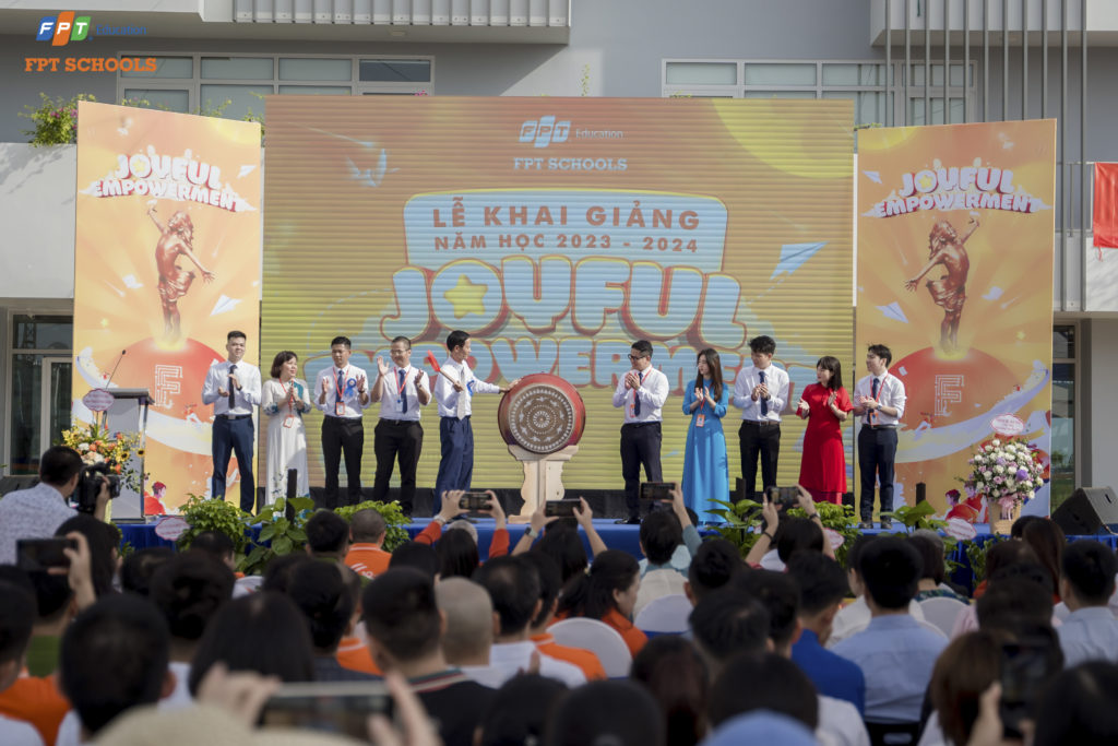 Thời khắc Thầy Nguyễn Quang Hải - Hiệu trưởng FPT Schools Hà Nam đánh trống, đánh dấu năm học mới 2023 - 2024 chính thức bắt đầu.