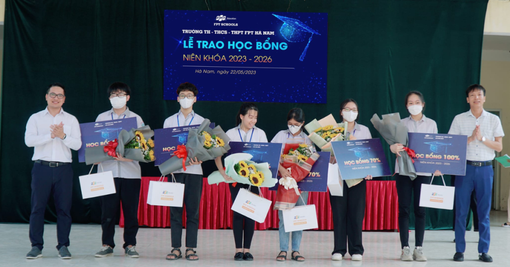 Trao học bổng tại THCS Trần Phú, Phủ Lý