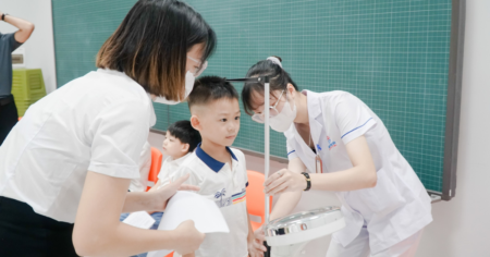 Học sinh FPT Schools Hà Nam hợp tác khám sức khỏe.