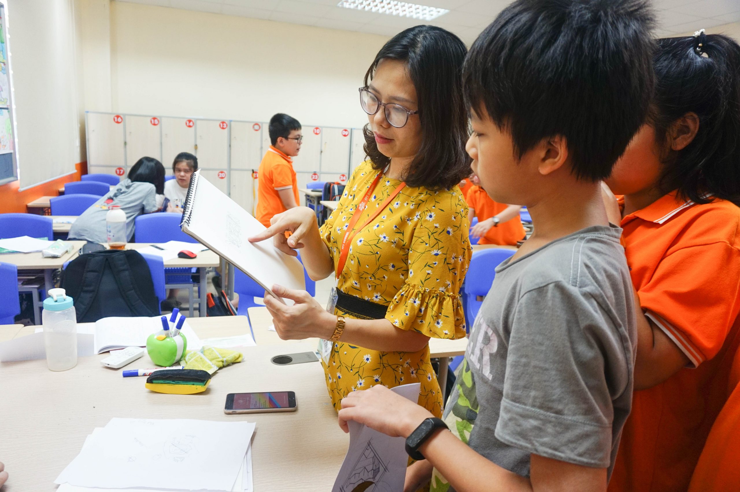 cô Lê Thị Thu Hà - GV Toán FPT Schools hướng dẫn học sinh khối 6 thực hiện dự án Thiết kế Logo