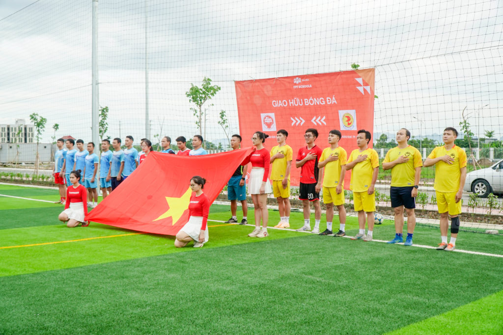 Giây phút chào cờ nghiêm trang.