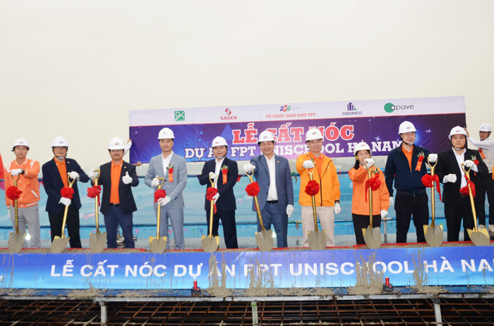 Các đại biểu thực hiện nghi lễ cất nóc