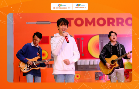 Nhật Minh (áo trắng) trong minishow “Tomorrow” của Ếch Zích Band