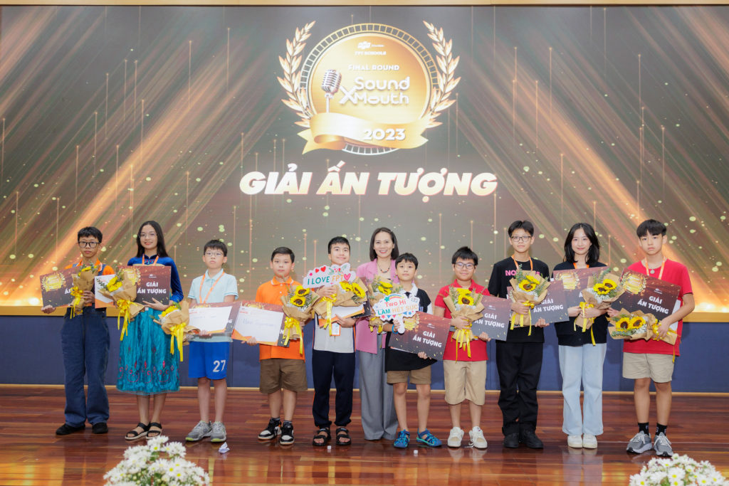 Học sinh Nguyễn Minh Quân (áo cam) đại diện nhóm lên nhận giải thưởng của chương trình.)