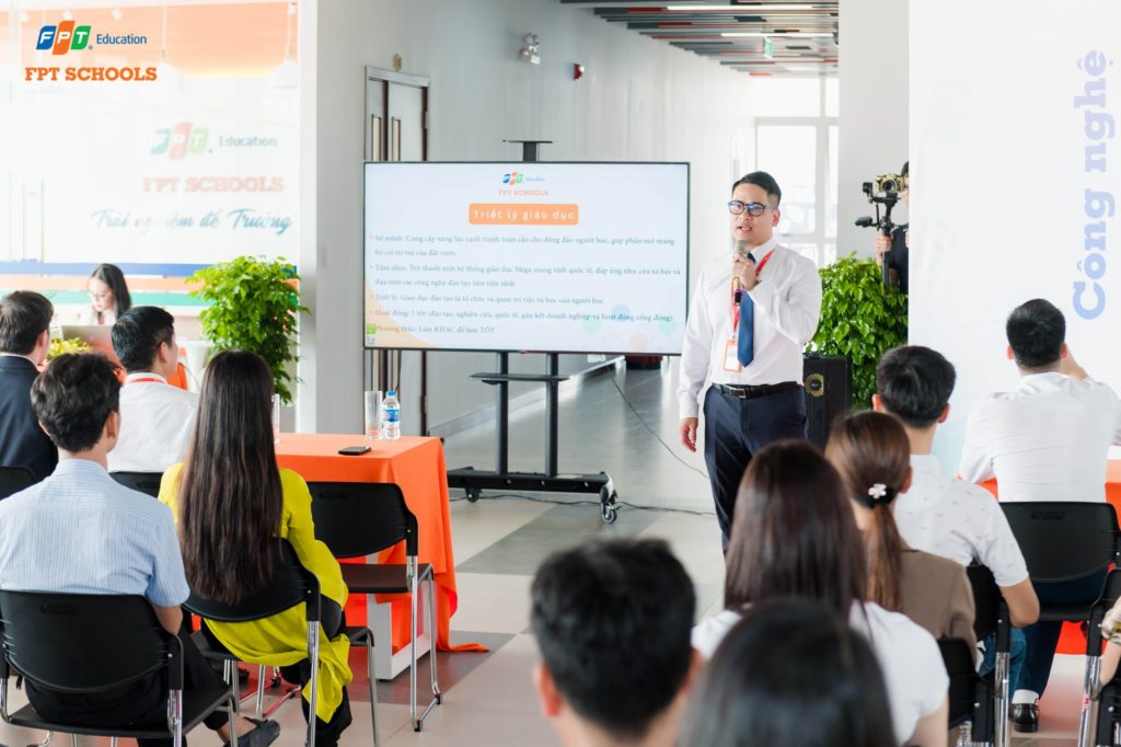 Thầy Vũ Mạnh Tuấn - Giám đốc Điều hành FPT Schools Hà Nam chia sẻ thông tin đến PHHS.