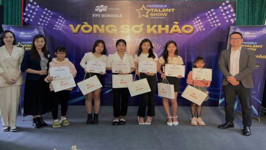 Ban Giám khảo tan chảy với các tiết mục tại điểm thi trường Tiểu học Đồng Văn 3 Đa dạng tiết mục thi tài năng