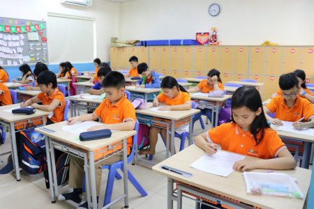 Sĩ tử tập trung hoàn thành bài thi