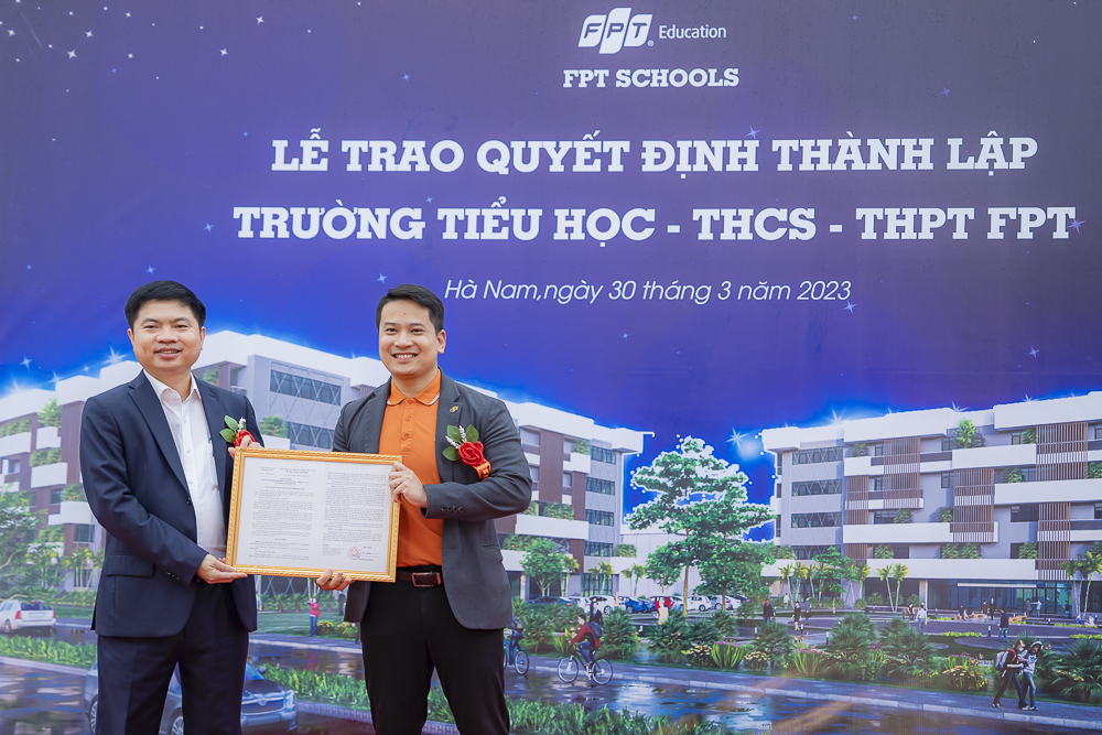 Chủ tịch UBND tỉnh Hà Nam Trương Quốc Huy trao giấy phép thành lập Trường (FSC Hà Nam).