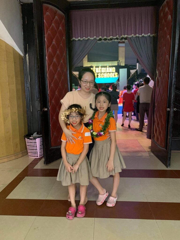 Phụ huynh Dương Nguyễn cùng 2 cô con gái Hà Trang 3A4 (bên trái) và Hà An 4A1 (bên phải) trong ngày bế giảng năm học 2019- 2020 