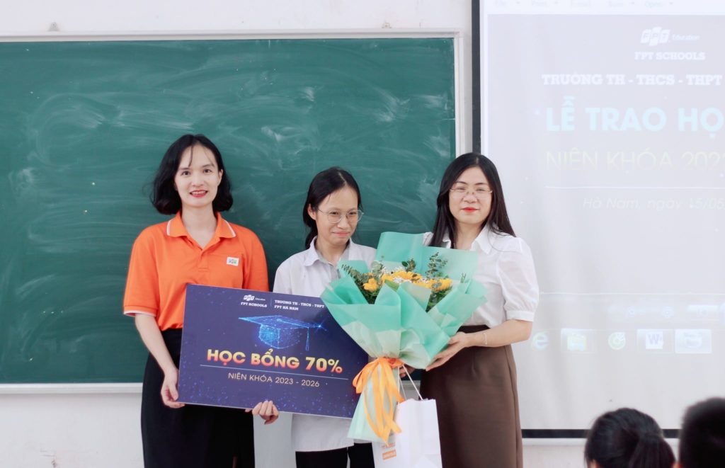 Buổi trao học bổng tại trường THCS Lê Hồ