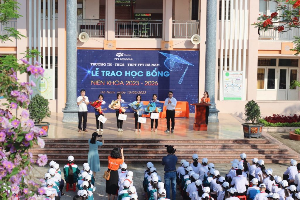 04 suất học bổng tài năng FPT thuộc về học sinh trường THCS Nguyễn Hữu Tiến