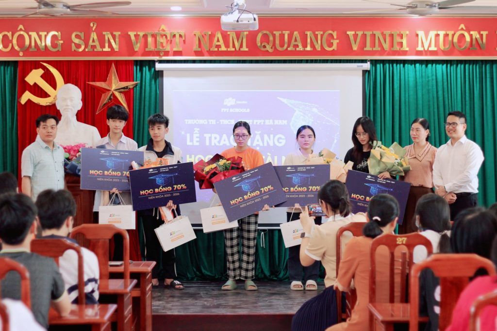 Lễ trao học bổng tại trường Tiểu học Thị trấn Quế