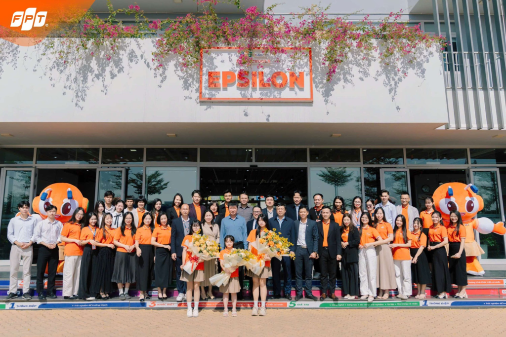 ĐOÀN LÃNH ĐẠO TỈNH NINH BÌNH ĐẾN THĂM VÀ ĐỘNG VIÊN THẦY, TRÒ TRƯỜNG TIỂU HỌC, THCS VÀ THPT FPT 12 image 40